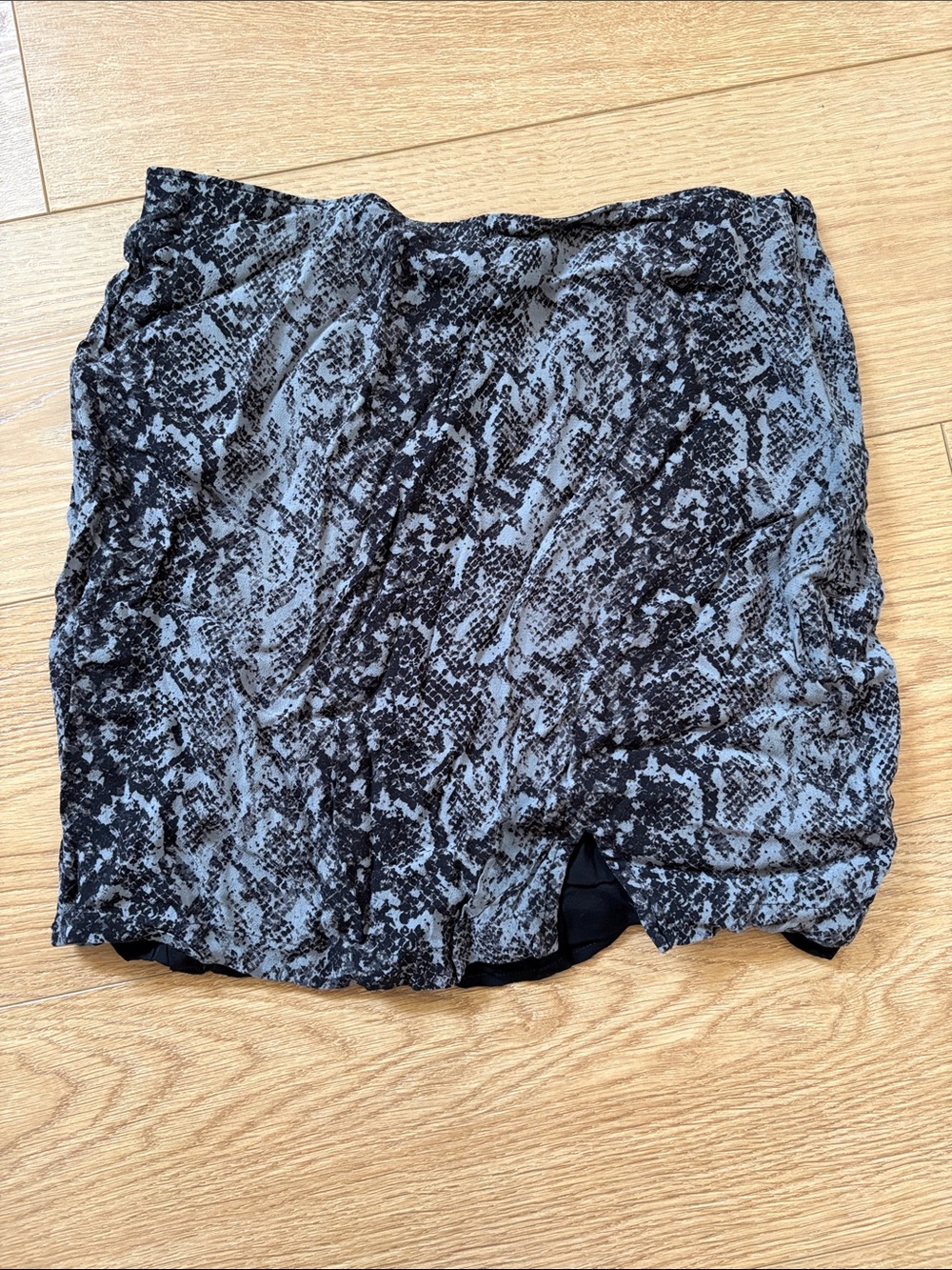 Abercrombie & Fitch Black and Gray Snake-Print Mini Skort